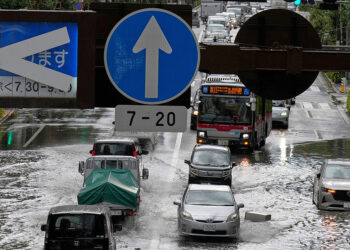 В Японии закрыли аэропорт и прекратили движение поездов из-за сильных ливней