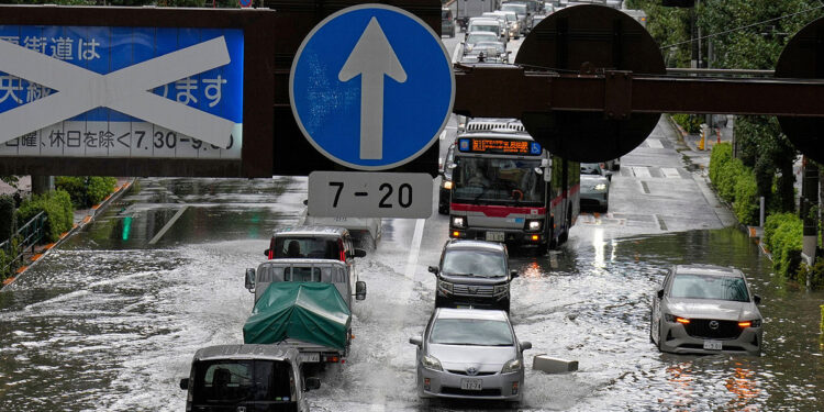 В Японии закрыли аэропорт и прекратили движение поездов из-за сильных ливней