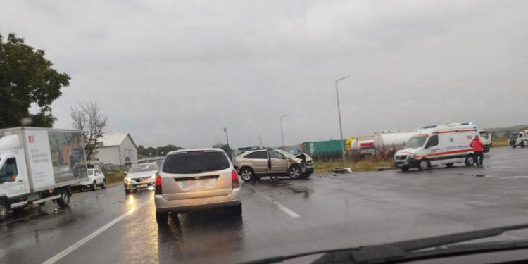 Accident rutier în lanț la Sângera: un șofer transportat la spital