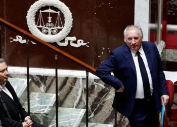 Парламент Франции отправил правительство в отставку