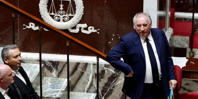 Парламент Франции отправил правительство в отставку