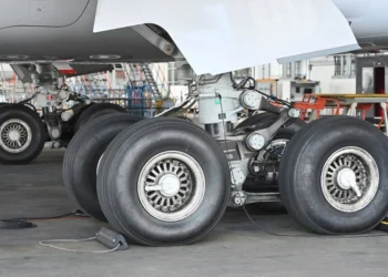 Adolescent afgan de 13 ani supraviețuiește ascuns în compartimentul roților unui avion