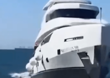 Iaht de 1 milion de dolari, scufundat la 15 minute după lansare