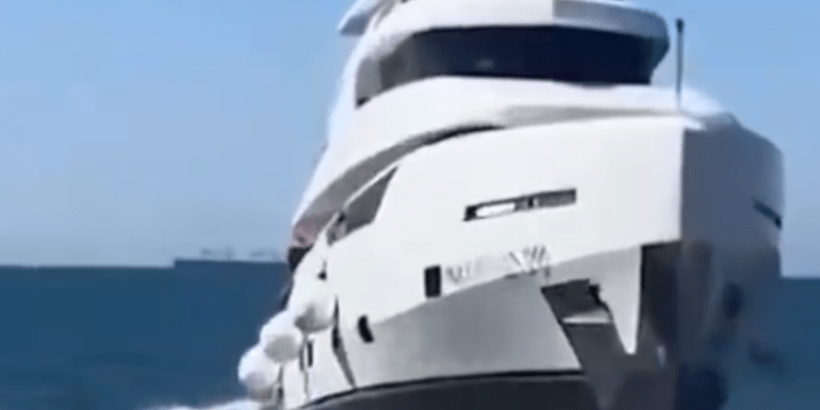 Iaht de 1 milion de dolari, scufundat la 15 minute după lansare