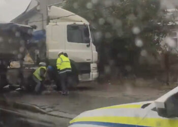 Accident la Peresecina: un camion a derapat și s-a izbit într-un stâlp