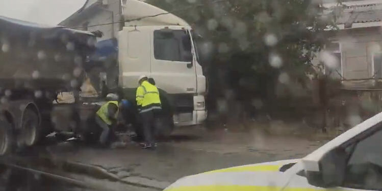 Accident la Peresecina: un camion a derapat și s-a izbit într-un stâlp