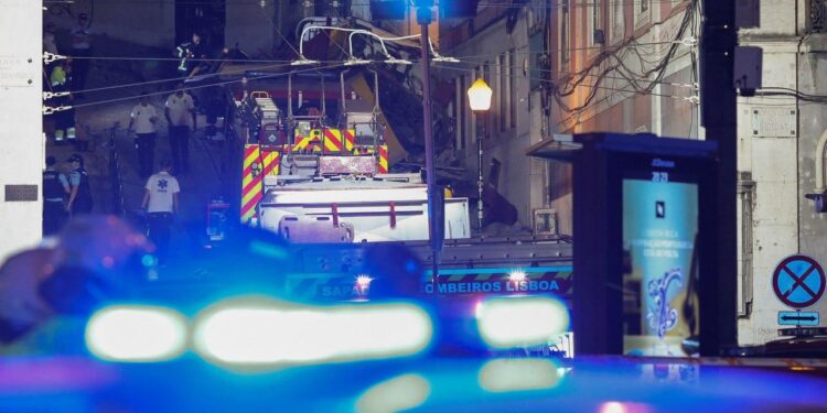 Португалия объявила траур по жертвам крушения вагона фуникулера «Глория» в Лиссабоне