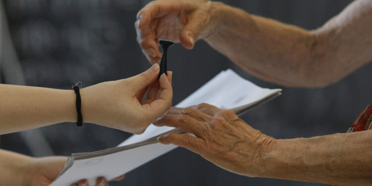 „Ne jucăm cu voturile” – flashmob ironic pe scările Legislativului |VIDEO