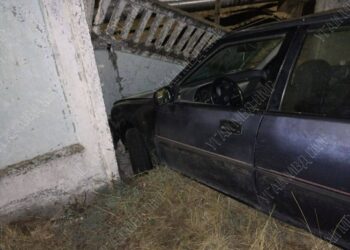 Șofer beat a dărâmat gardul unei întreprinderi din Tiraspol, după ce s-a distras cu telefonul