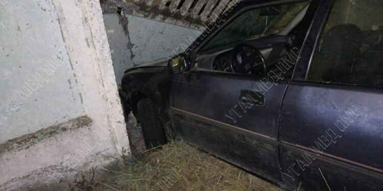 Șofer beat a dărâmat gardul unei întreprinderi din Tiraspol, după ce s-a distras cu telefonul