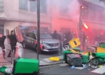 „Blocăm tot”: Franța, zguduită de proteste în plină criză politică