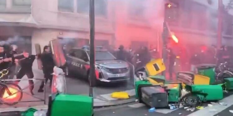 „Blocăm tot”: Franța, zguduită de proteste în plină criză politică