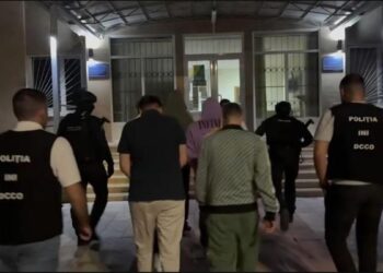 Destructurarea unui grup de escroci online: opt persoane reținute