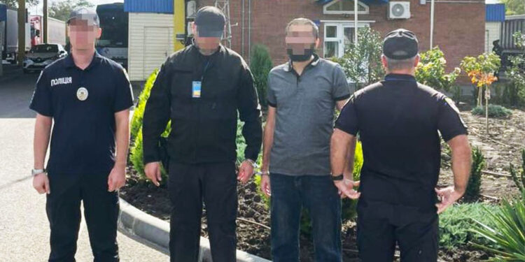 Молдова выдала Украине гражданина Азербайджана, сбывавшего поддельные доллары