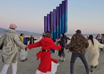 Moldovenii au încins o horă la festivalul internațional Burning Man