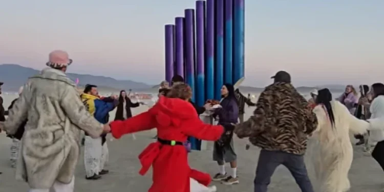 Moldovenii au încins o horă la festivalul internațional Burning Man