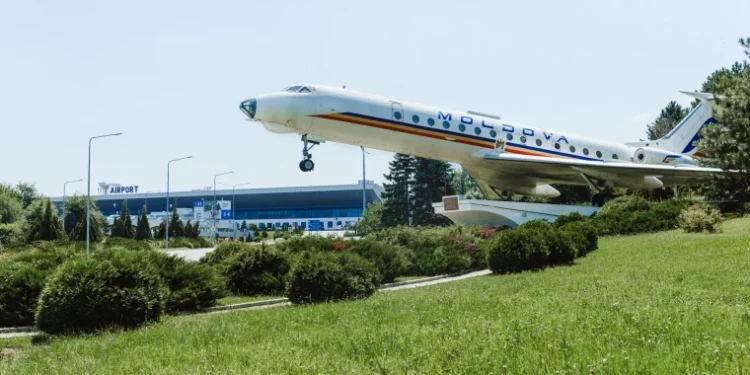 Țigări ascunse în bagaj, descoperite pe Aeroportul din Chișinău