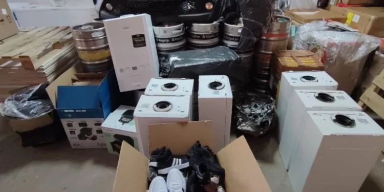 Autocar cu mărfuri de contrabandă depistat de Serviciul Vamal