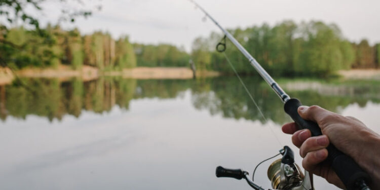 Pensionar de 63 de ani, salvat de la înec pe râul Nistru
