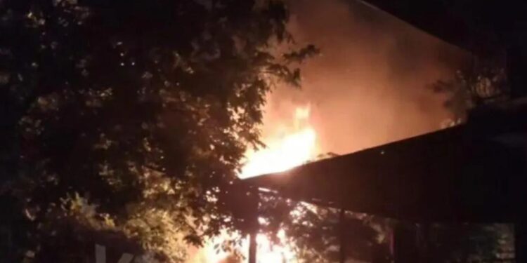 Incendiu în sectorul Râșcani: Jumătate de casă distrusă