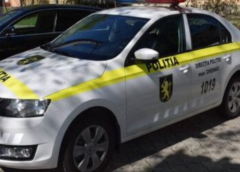 Bărbat reținut după ce a amenințat un polițist cu un cuțit la Buiucani