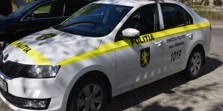 Bărbat reținut după ce a amenințat un polițist cu un cuțit la Buiucani