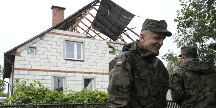 Упавший на дом в Польше БПЛА оказался американской ракетой. Президент потребовал объяснений