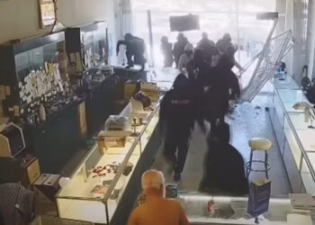 Momentul în care o mașină sparge fațada unui magazin de bijuterii, apoi 15 hoți intră și fură tot ce prind