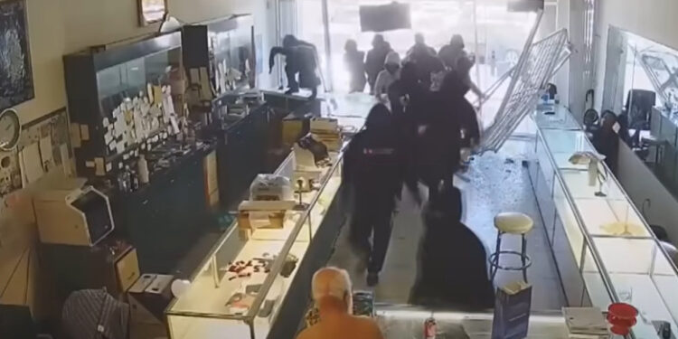 Momentul în care o mașină sparge fațada unui magazin de bijuterii, apoi 15 hoți intră și fură tot ce prind