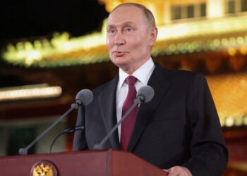 Vladimir Putin îl invită pe Volodimir Zelenski la Moscova, „dacă este pregătit de discuții”
