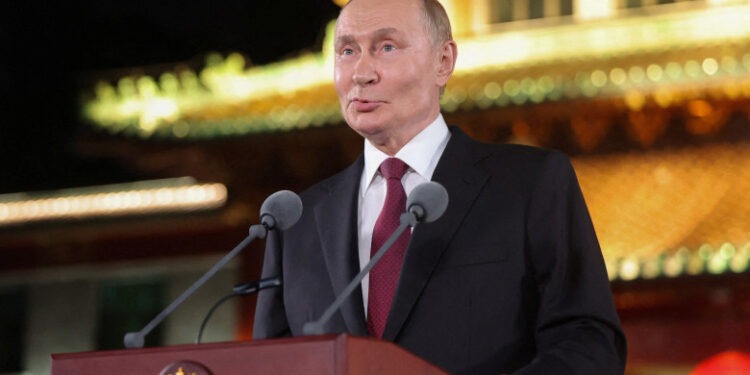 Vladimir Putin îl invită pe Volodimir Zelenski la Moscova, „dacă este pregătit de discuții”