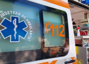 Elevă de clasa a VII-a, luată cu ambulanța de la cursuri după ce a fumat o ţigară electronică cu substanţe psihoactive