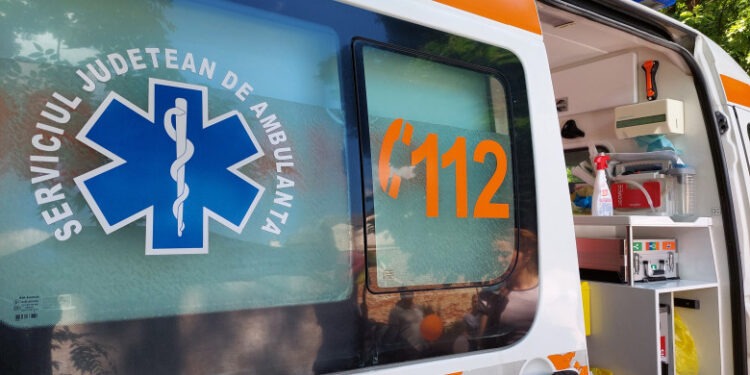 Elevă de clasa a VII-a, luată cu ambulanța de la cursuri după ce a fumat o ţigară electronică cu substanţe psihoactive