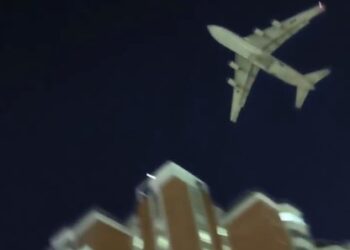 Из-за атаки БПЛА на Москву тяжелый Ан-24 пролетел на бреющем над многоэтажками