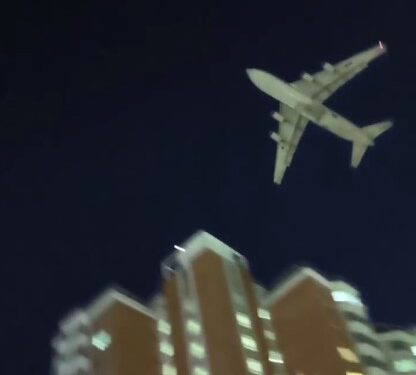 Из-за атаки БПЛА на Москву тяжелый Ан-24 пролетел на бреющем над многоэтажками