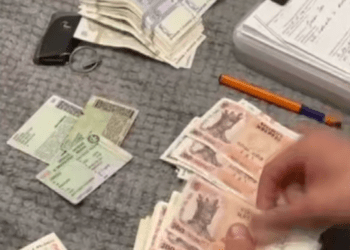 Trei persoane reținute pentru șantaj de 12.500 de euro