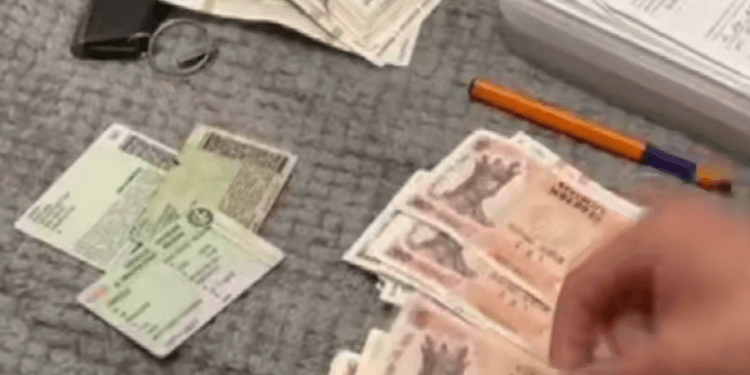 Trei persoane reținute pentru șantaj de 12.500 de euro