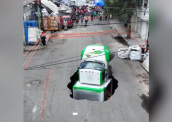 Un camion a fost înghițit de o groapă în Mexico