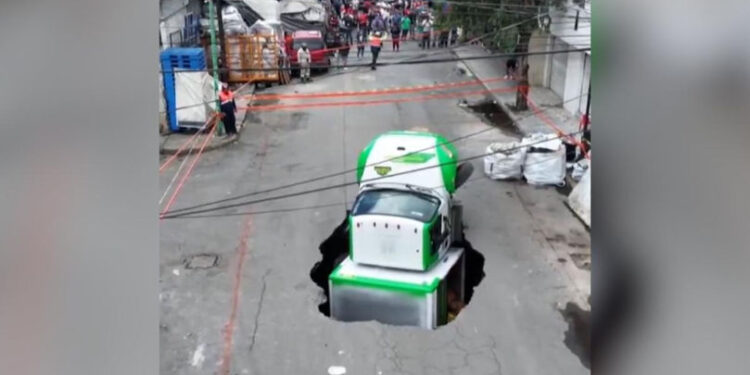 Un camion a fost înghițit de o groapă în Mexico