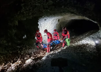 O persoană a fost găsită decedată pe munte. Salvamontiștii români au transportat alte 4 la spital