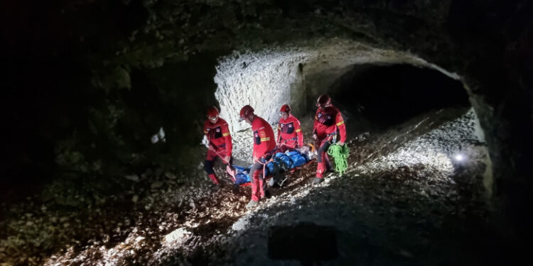 O persoană a fost găsită decedată pe munte. Salvamontiștii români au transportat alte 4 la spital