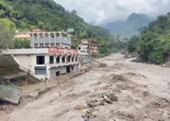 Более двух тысяч туристов заблокированы в индийском штате