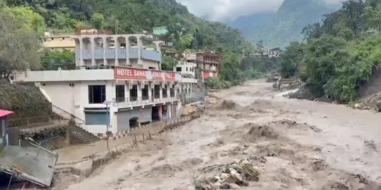 Более двух тысяч туристов заблокированы в индийском штате