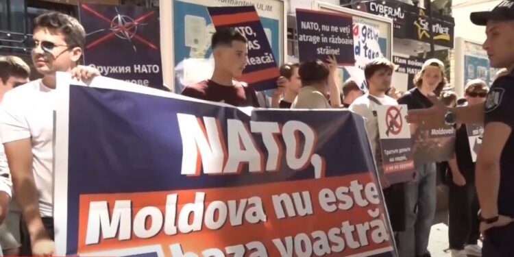 „NATO nu înseamnă securitate” – tinerii „Next Generation” protestează împotriva militarizării Moldovei