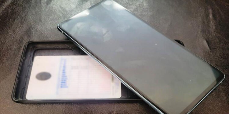 У молдаванина на границе нашли поддельное водительское удостоверение в чехле для телефона