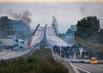 „Blocăm totul”: Franța în pragul revoluției pe fondul protestelor și grevelor masive |VIDEO