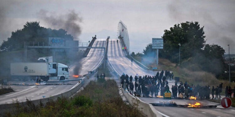 „Blocăm totul”: Franța în pragul revoluției pe fondul protestelor și grevelor masive |VIDEO