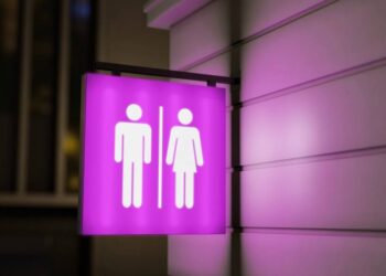 Бумагу в общественных туалетах Китая стали выдавать только после просмотра рекламы