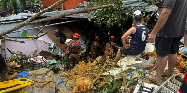 Alunecări de teren devastatoare în Malaezia. Cel puțin 12 morți și mii de persoane evacuate