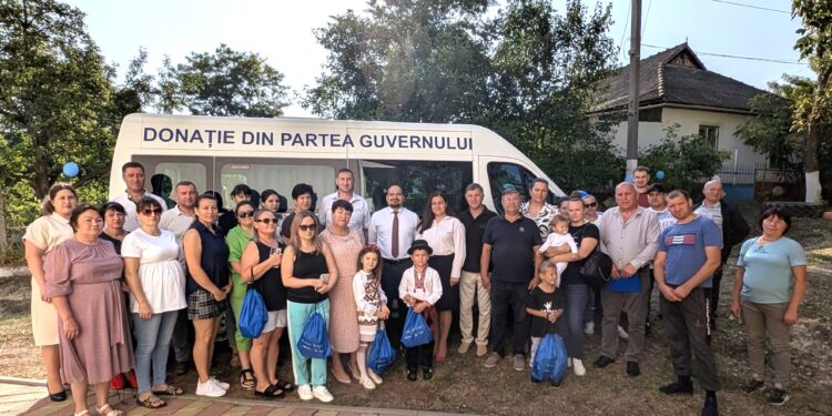 Donații guvernamentale sau PR electoral? Ministerul Muncii se laudă cu un microbuz și cadouri